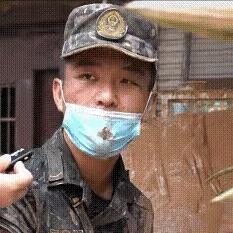 7月11日报道，广西，一个年仅二十出头、入伍不足四月的05后新兵李晓康，在清淤搬