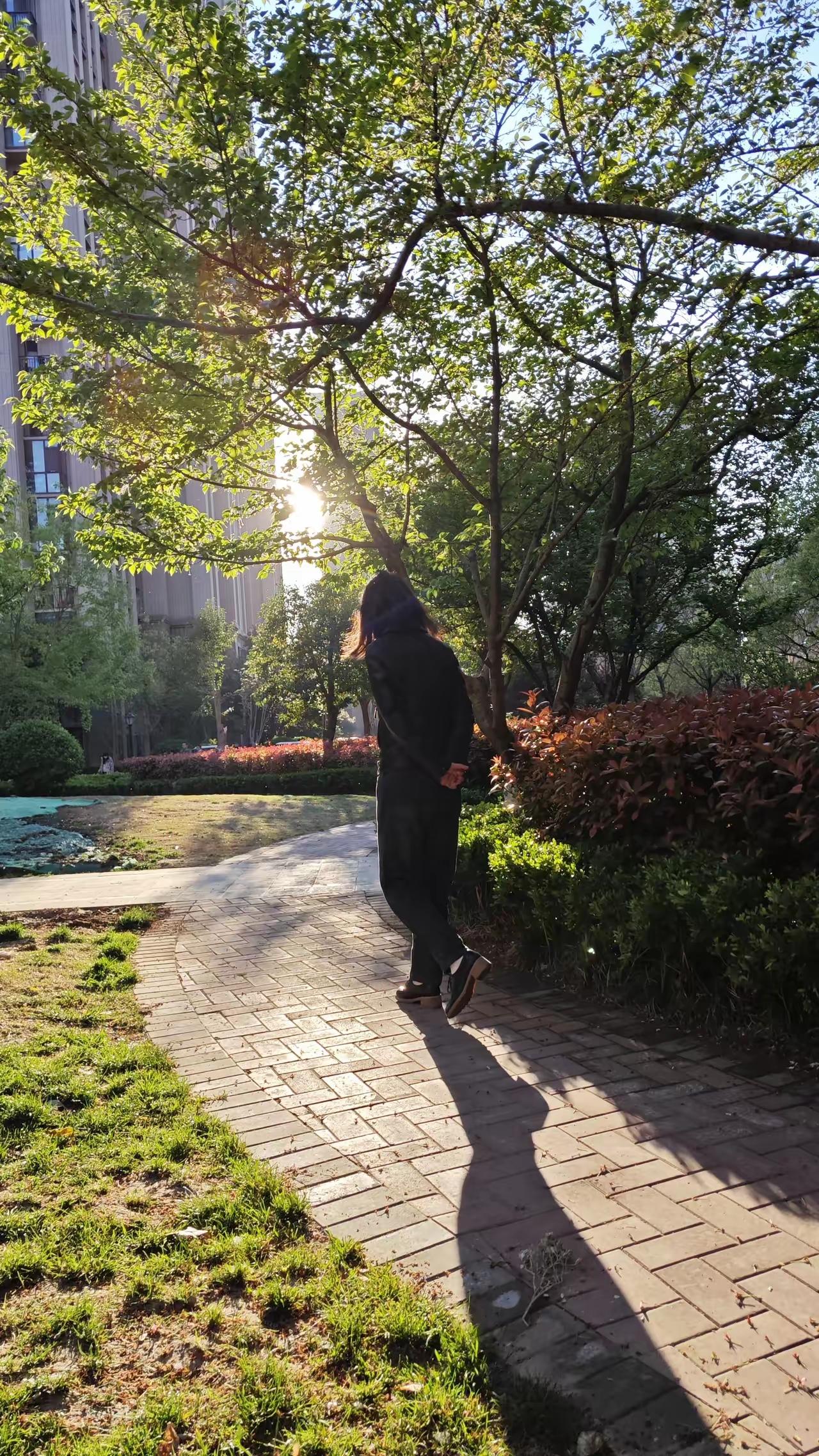 那天陪母亲去抓药，碰见一位八十多岁的老中医，精神头比六十岁的人还好。闲聊时他说了