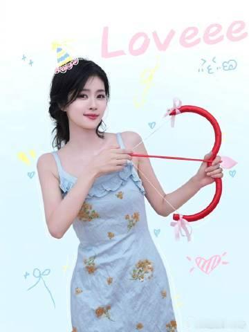 白鹿捧着蛋糕wink白鹿好美萌的蛋糕谁能扛得住白鹿捧着蛋糕wink这一张！这个萌萌的蛋糕衬得她格外美