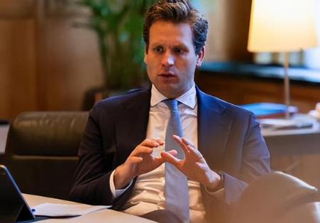 中国刚跟俄罗斯谈好日本问题，荷兰的态度就变了，虽然表示将不会访问中国，却是在向中