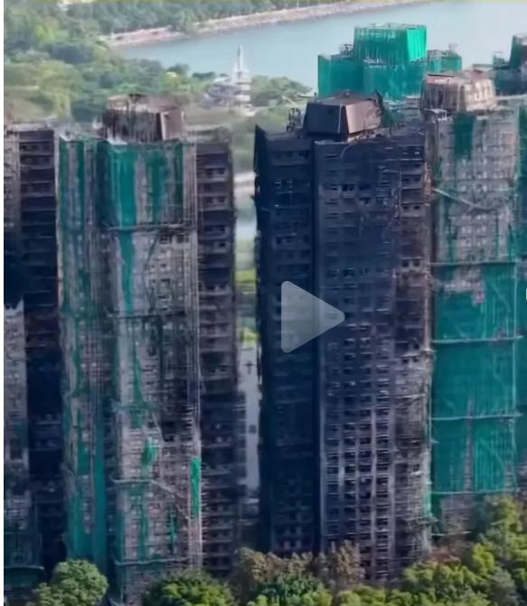 猜来猜去。香港起火的真正原因。压根不是竹脚手架。是墙外保温用的。发泡材