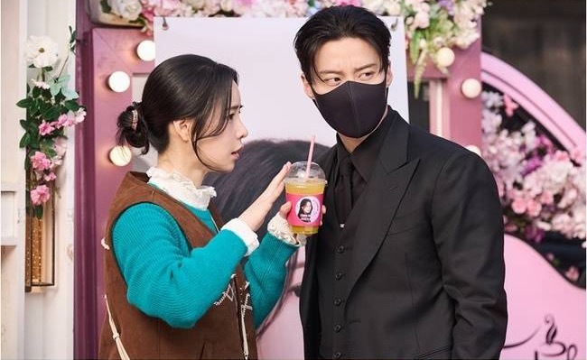 韩剧我的王室死对头第5集预告照笑死我了，车世界为瑞霜准备了咖啡车应援，戴个大口