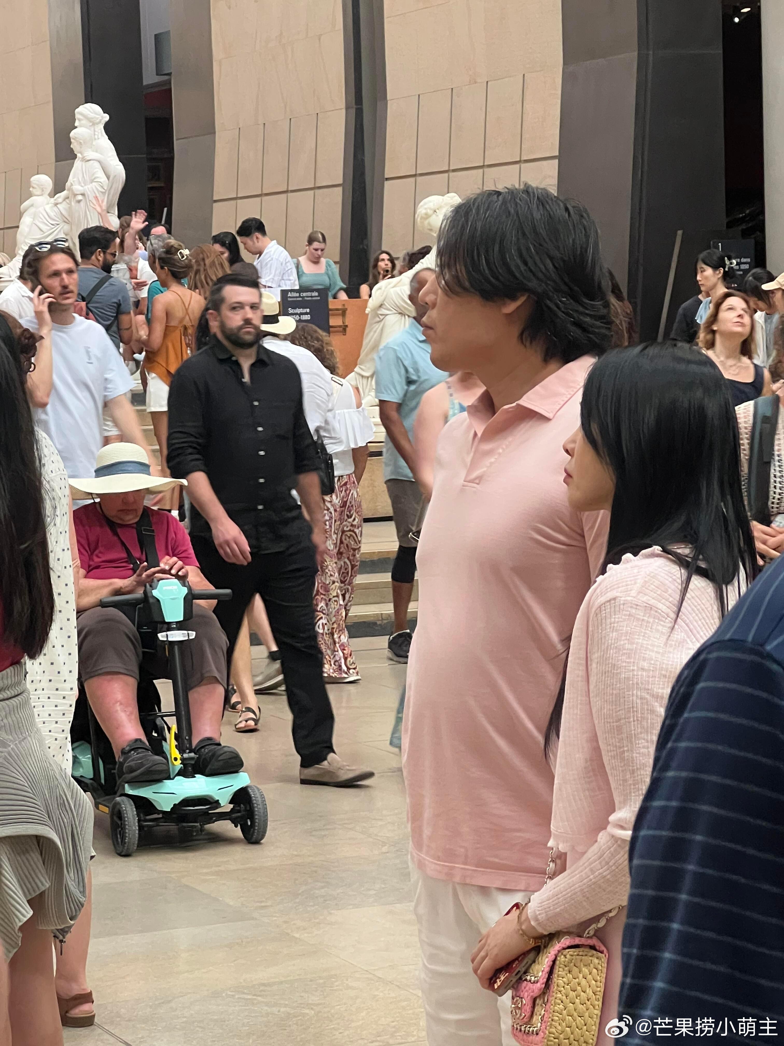 秦昊伊能静情侣装逛博物馆秦昊伊能静牵手逛博物馆秦昊伊能静牵手逛博物馆，两人穿粉