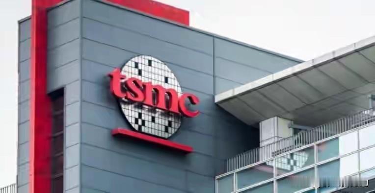 全球芯片圈最近可太有戏了。美国一直想拉着台积电和三星去本土建厂，2022年还扔出