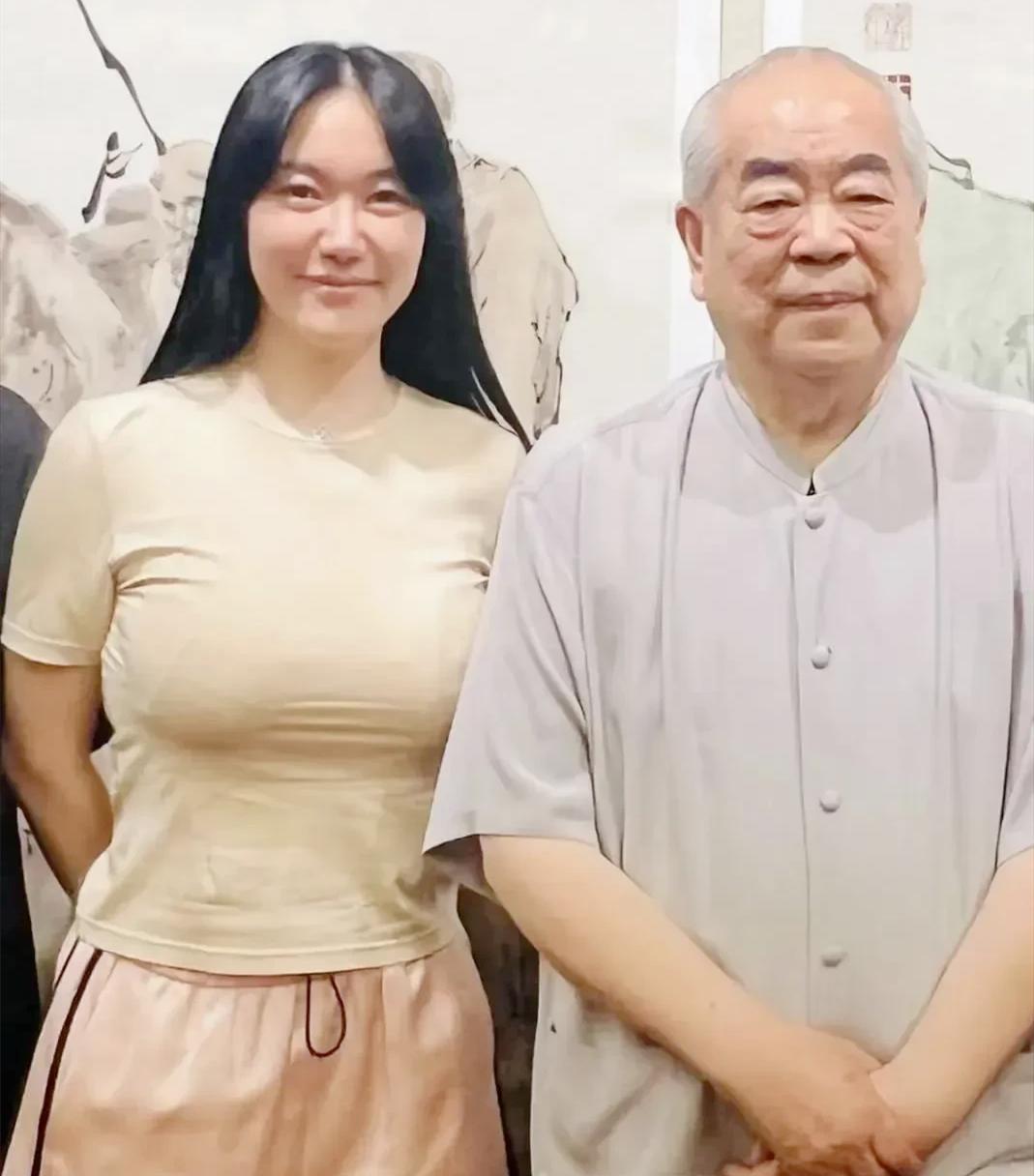 💥最近被画家范曾老师的新闻刷屏了，娇妻徐萌背150万的包不心疼，据说和情妇捐款