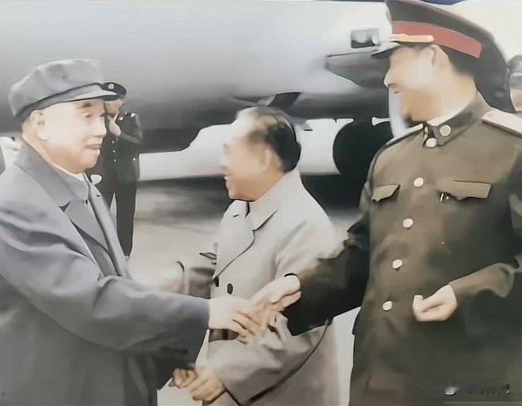 1992年在成都机场一位85岁的老红军下飞机后，一位年轻的将领想搀扶他，被他