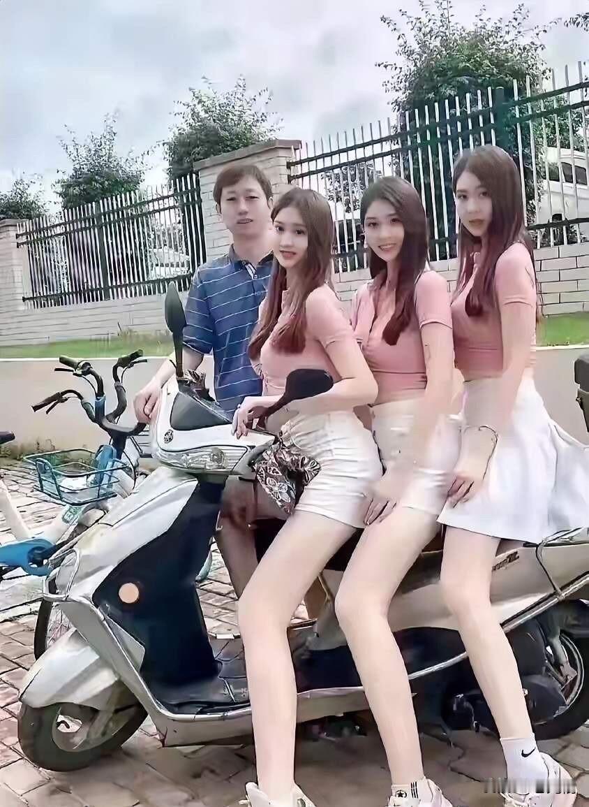 谁曾想，三胞胎美女👩🏻‍🦰姐妹花，二十年后，竟成了中年男人👨🏻老爸最优