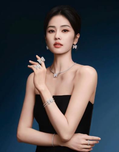 白鹿曾说于正是她恩人白鹿（白梦妍）曾是网络平台的模特，其成名后曾公开表示，自己