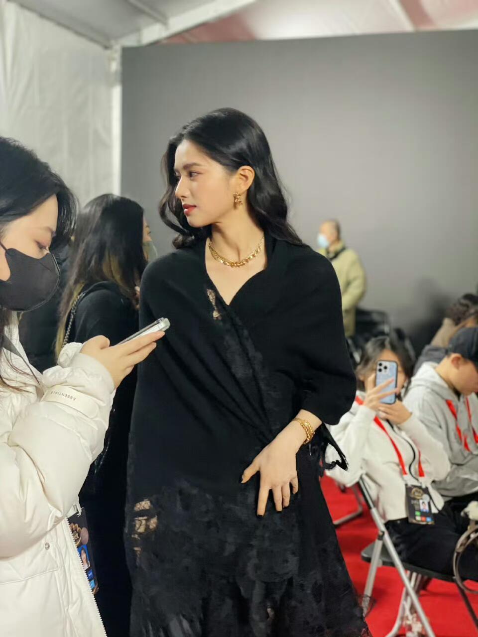 张婧仪每披一次bbr的披肩就要卖爆一次
