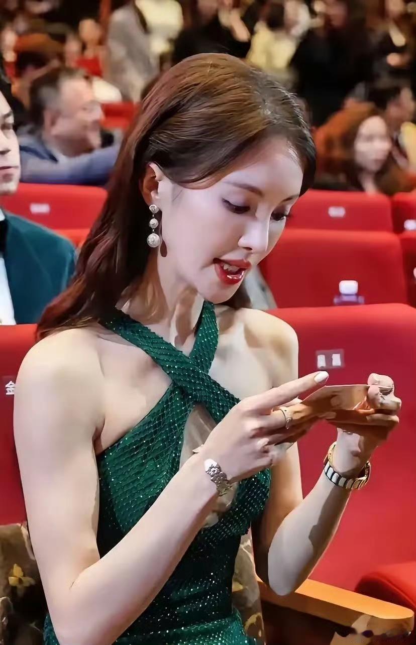 金晨现在瘦骨嶙峋的样子真是不好看了，感觉就是皮包着骨头，胸也缩水了，理解女明星为