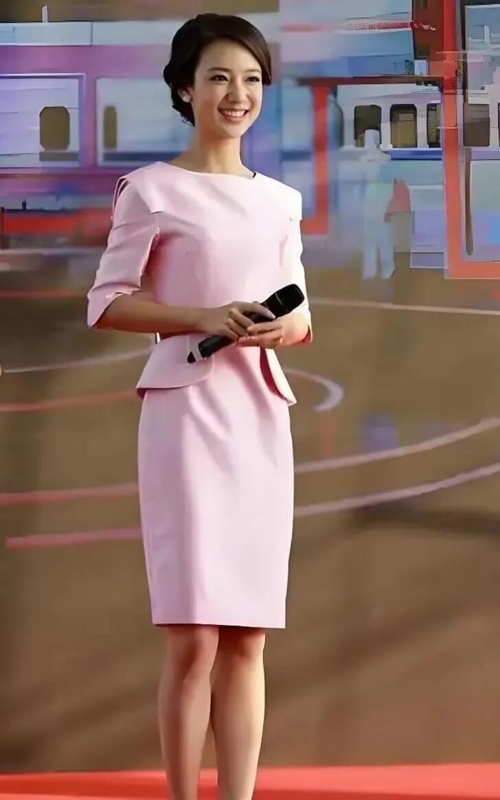这是比董卿都还要有气质的一位主持人，只可惜她没有在央视当主持人，这样的美貌和才华