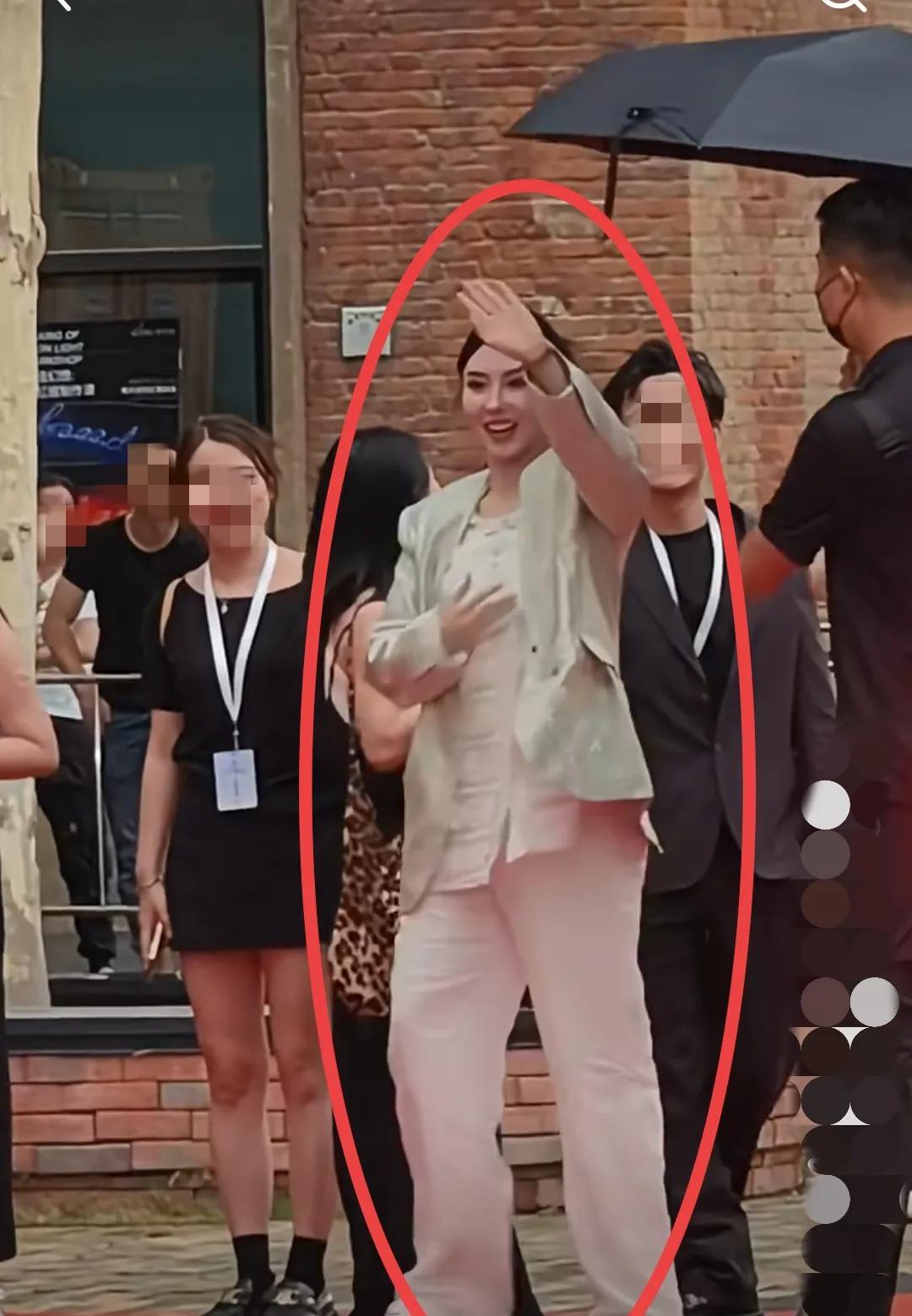 张柏芝全身都肿了，身体比旁边那两位女生大一半，该不会是再次怀孕了吧？张柏芝穿着