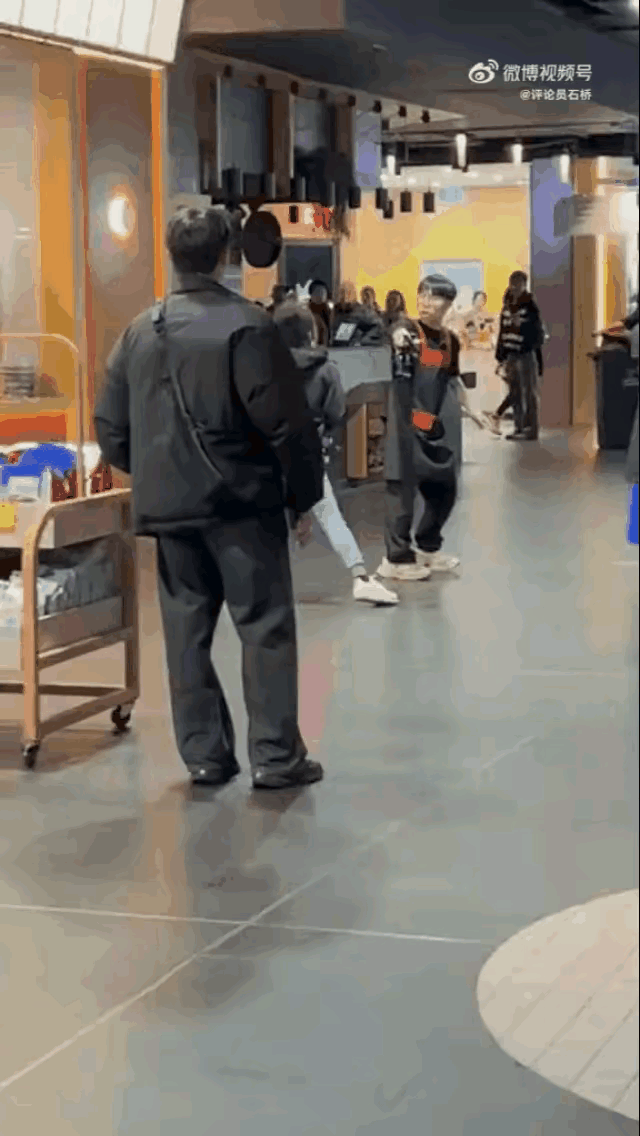 在中国搞“零元购”还敢撒野？外籍身份可不是免罪金牌！这波操作看得