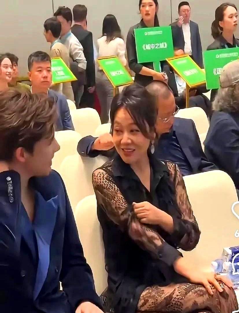 王安宇估计都后悔去白玉兰当主持了吧不是因为主持功底不好，也不是怯场，而是闫妮居