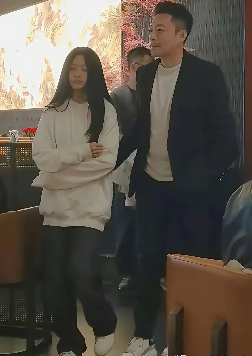 小汪总带着宝贝小玥儿一起吃饭，和颜悦色的问小玥儿，你今天想吃啥菜都让你来点。小玥