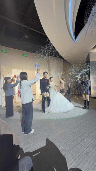 新郎结婚因为我太紧张😰竟然在婚礼上洋相百出？先是不小心踩到新娘的婚纱裙？