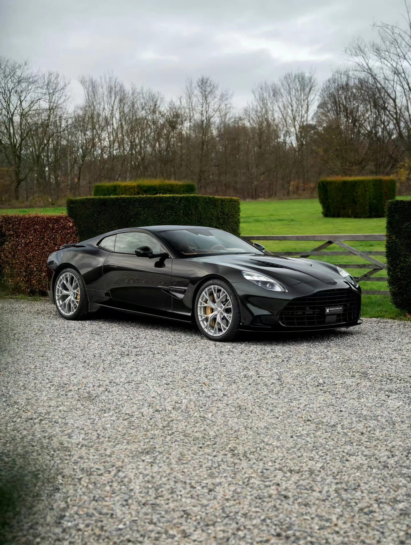 黑色绅士风格配色的阿斯顿马丁Vanquish外形帅气内饰精致绅士首选