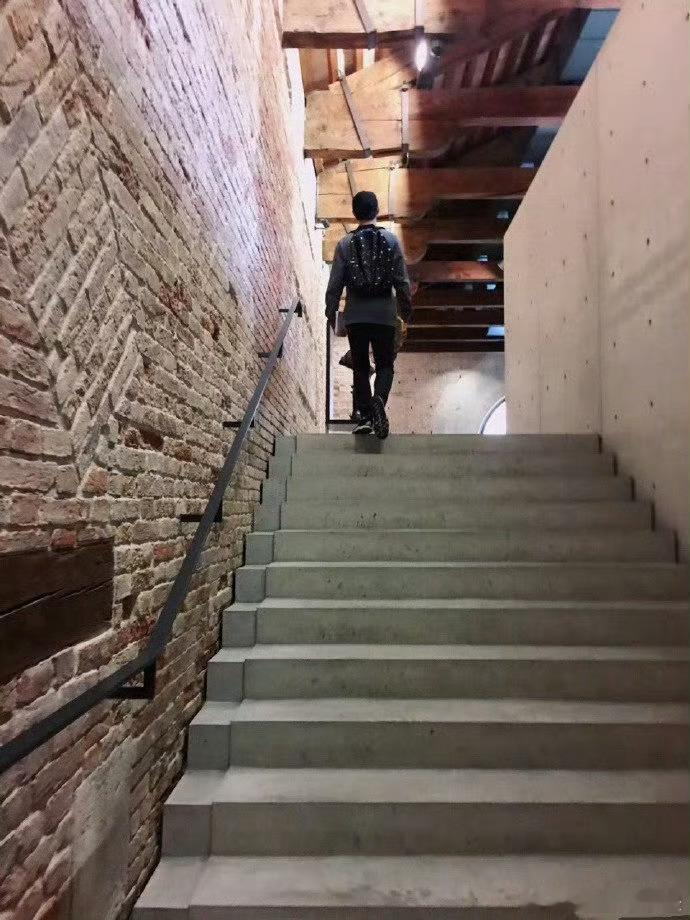 伊能静晒恩利米粒生日合照伊能静写信为儿子庆生被伊能静对儿子的生日祝福戳中，文字温