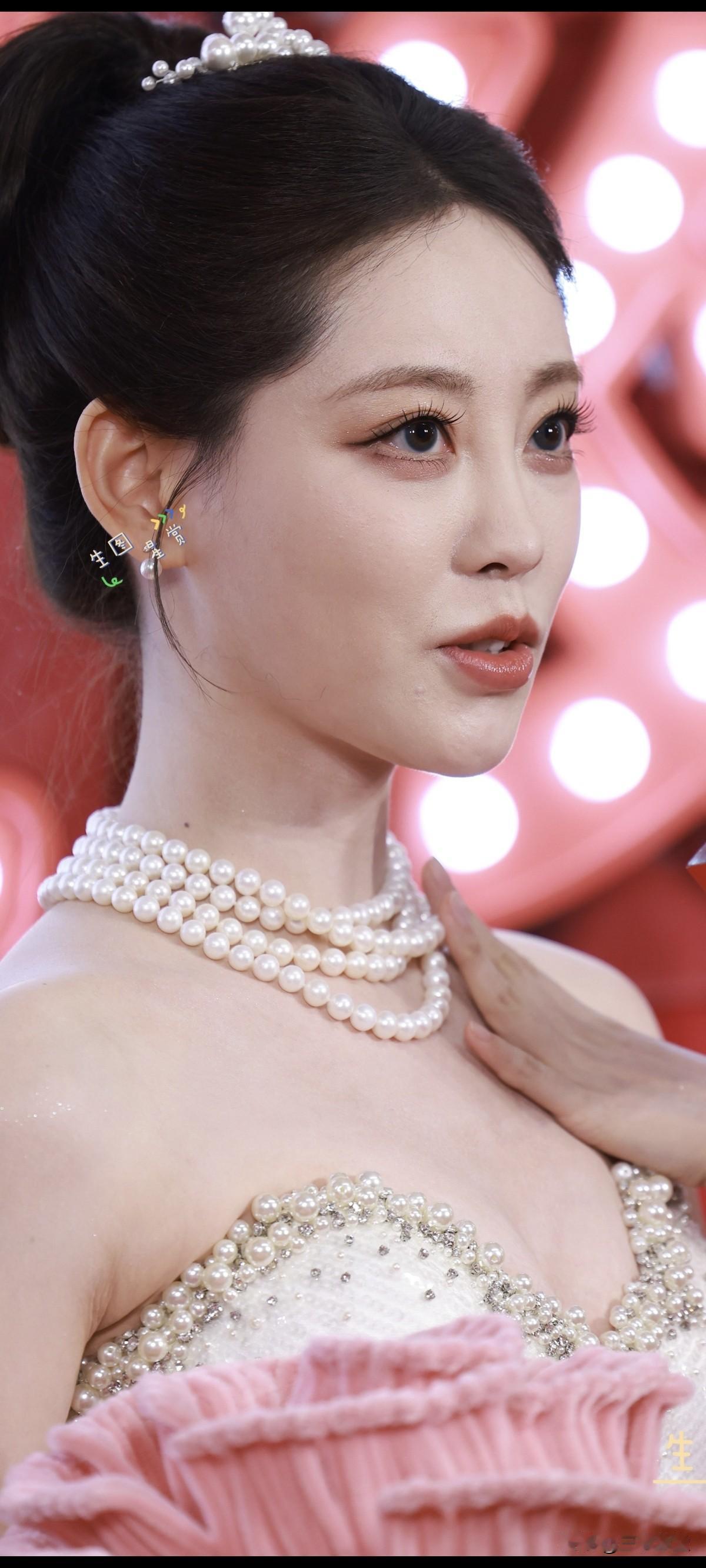 祝绪丹双11红毯生图美貌祝祝比鲜丽的花儿更多了份仙气