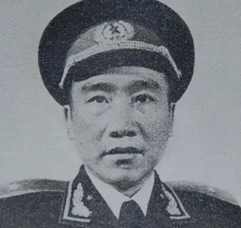 1955在举行授衔仪式之际，他竟猛地一把扯下肩章，而后扬长离去，紧接着便立下了