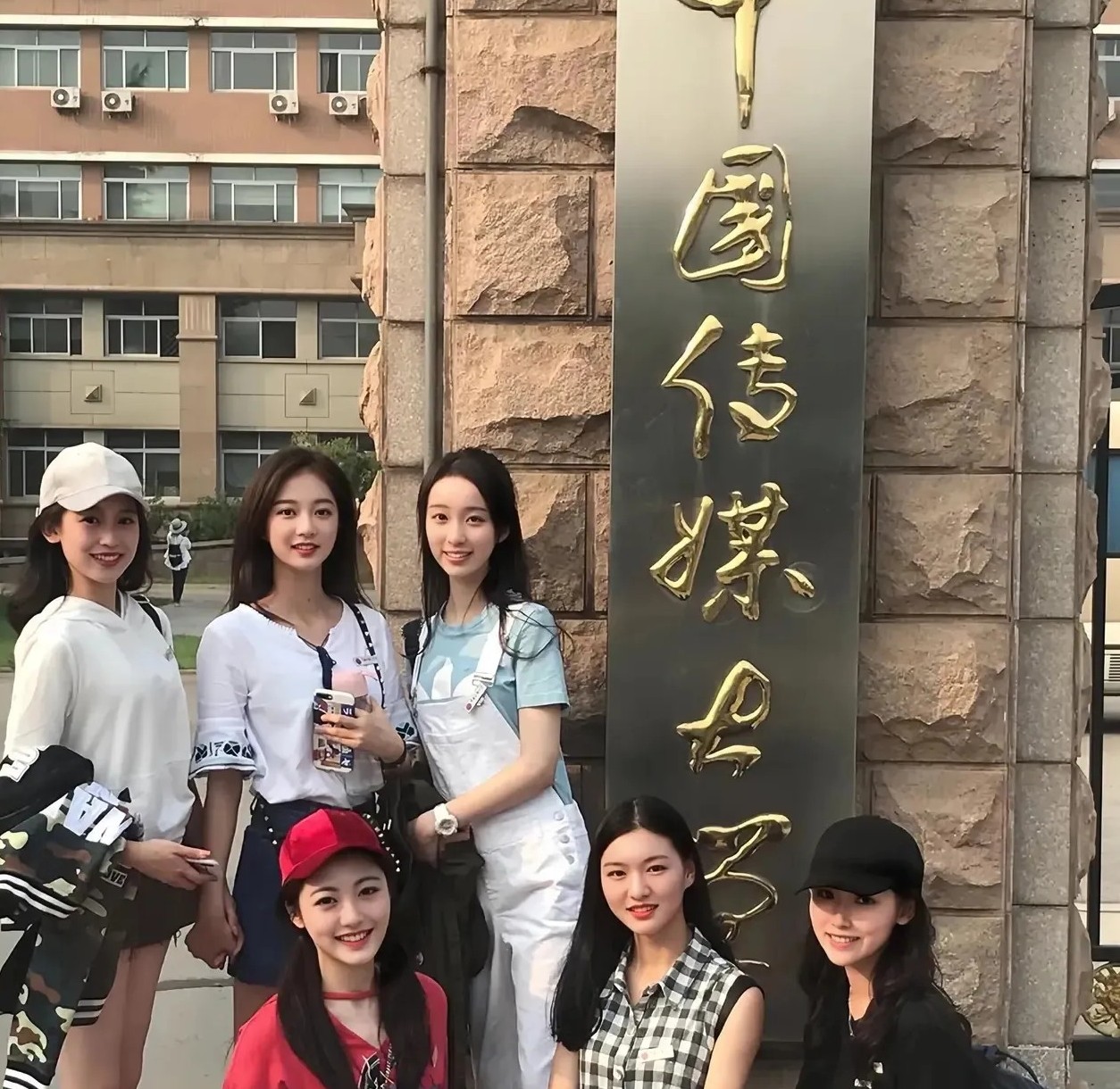 网友:入学时vs毕业前，四年经历了很多，不变的是姐妹情！
