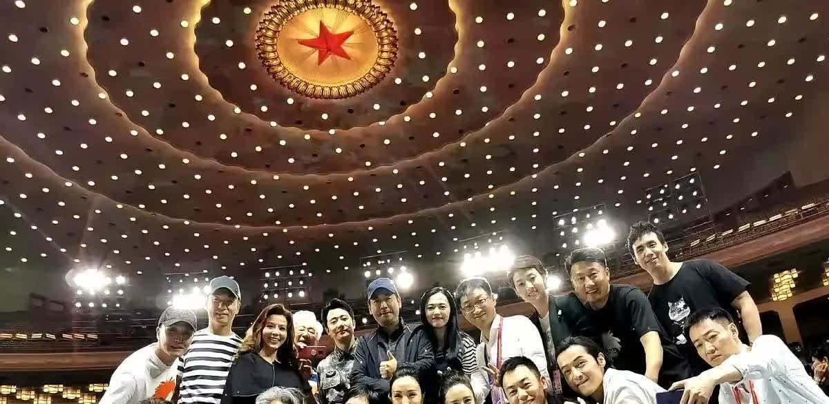 靳东这胆子也太肥了！当时辛柏青就站在现场，结果拍大合影的时候，靳东直接趴在朱媛媛