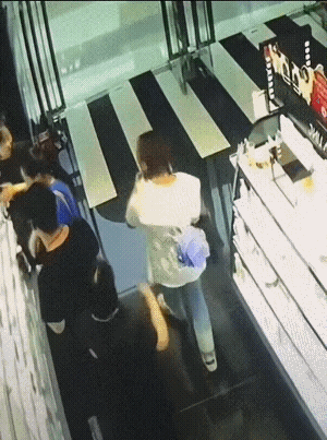 “拍屁股”的美女:快给我找个地缝钻进去。这位美女太尴尬了，轻轻拍了同伴一下“