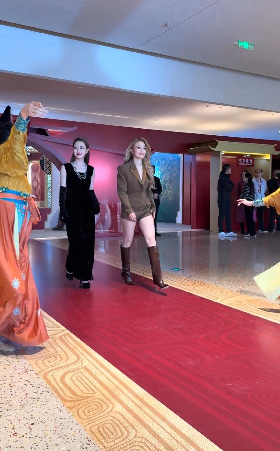 容祖儿露着又长又直的美腿，白冰穿的严严实实，但还是觉得白冰更有女人味更性感，白冰