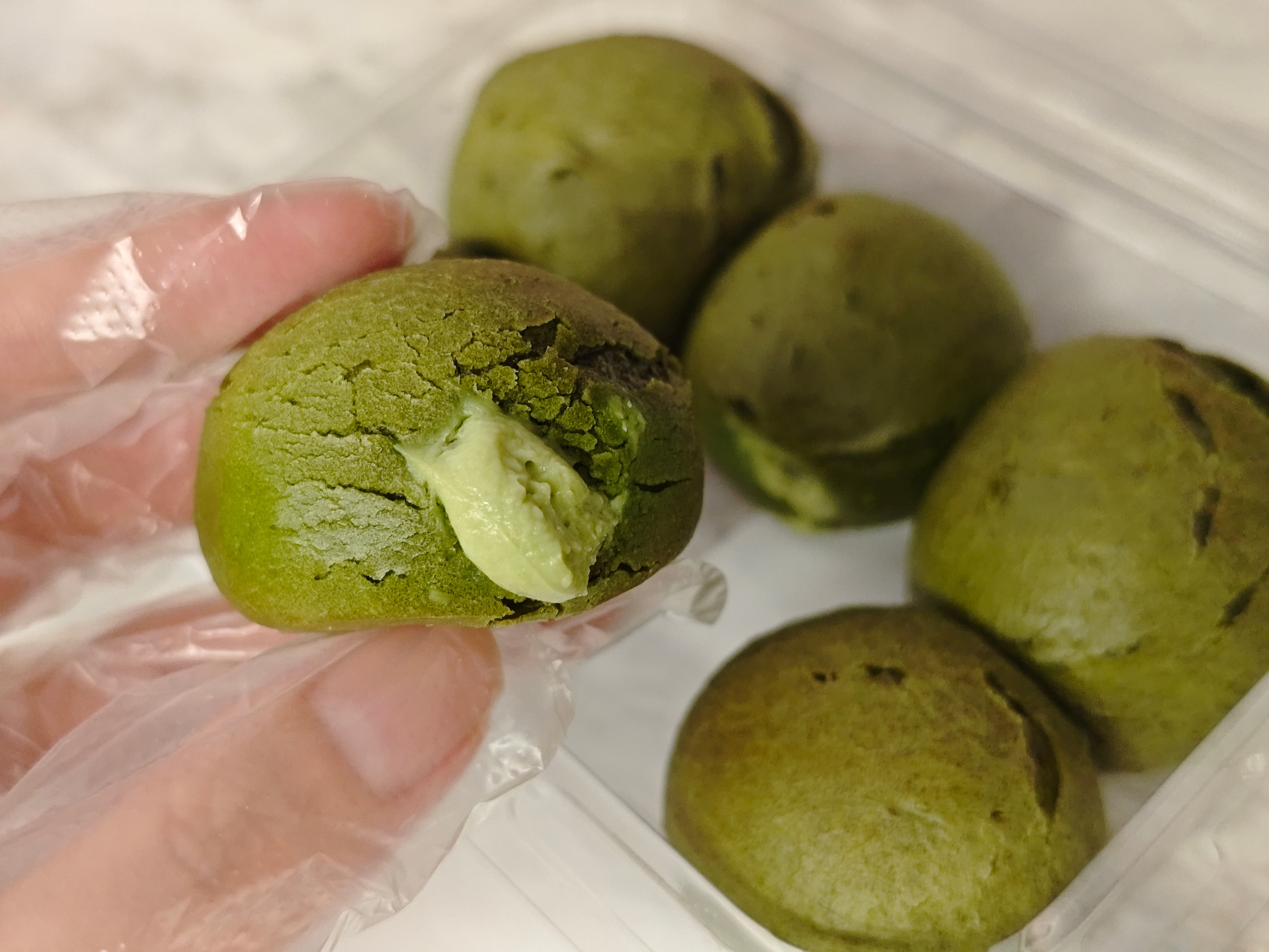 鲍师傅的抹茶爆浆麻薯挺好吃耶本来想去买泡芙的结果去太晚了卖完了不想空手而归就带了