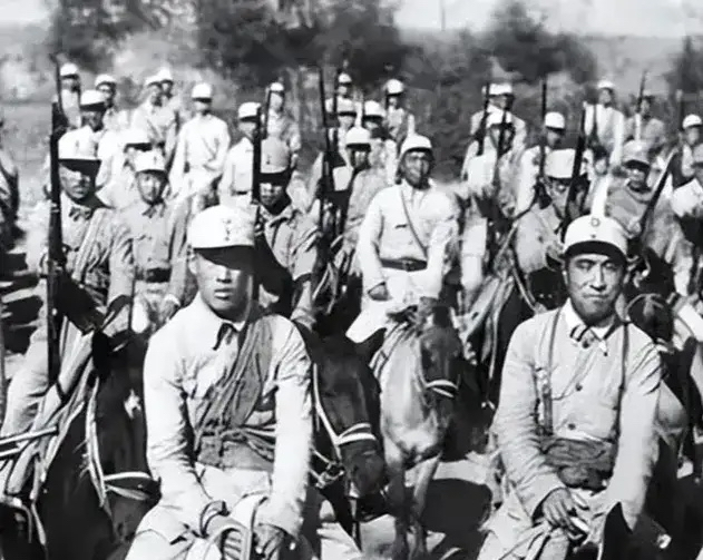 1942年，一500人的日军骑兵与只有300人的八路军骑兵相遇。敌军官手持望远镜