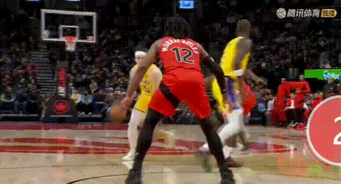 真巨星——里夫斯这突破好帅！图1-2：借掩护突破遇强力防守，假装后仰骗防守球员