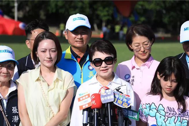 民进党前台中市议员赖佳薇29日凌晨脸书发文指控，台中市长卢秀燕在担任2023、2