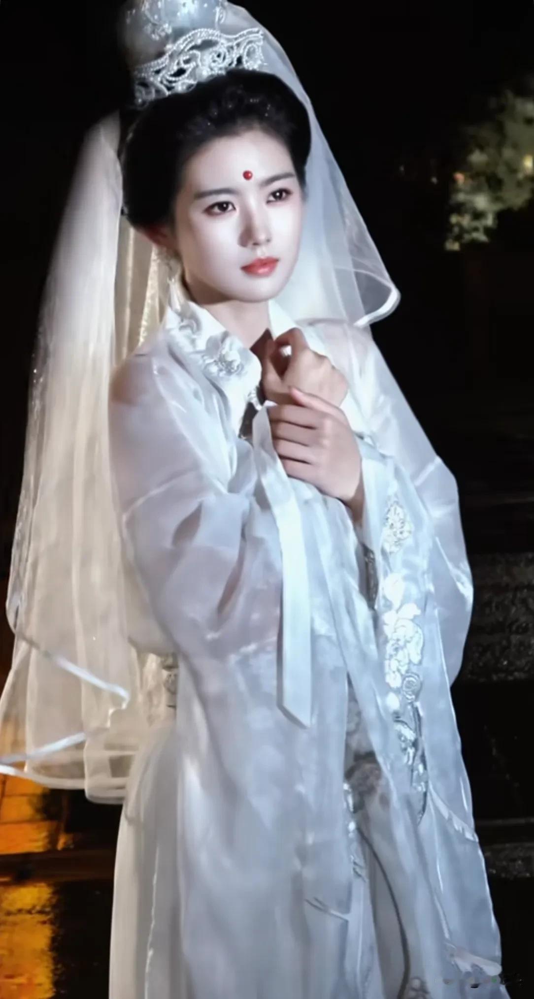 出尘绝艳，不似凡间女子也