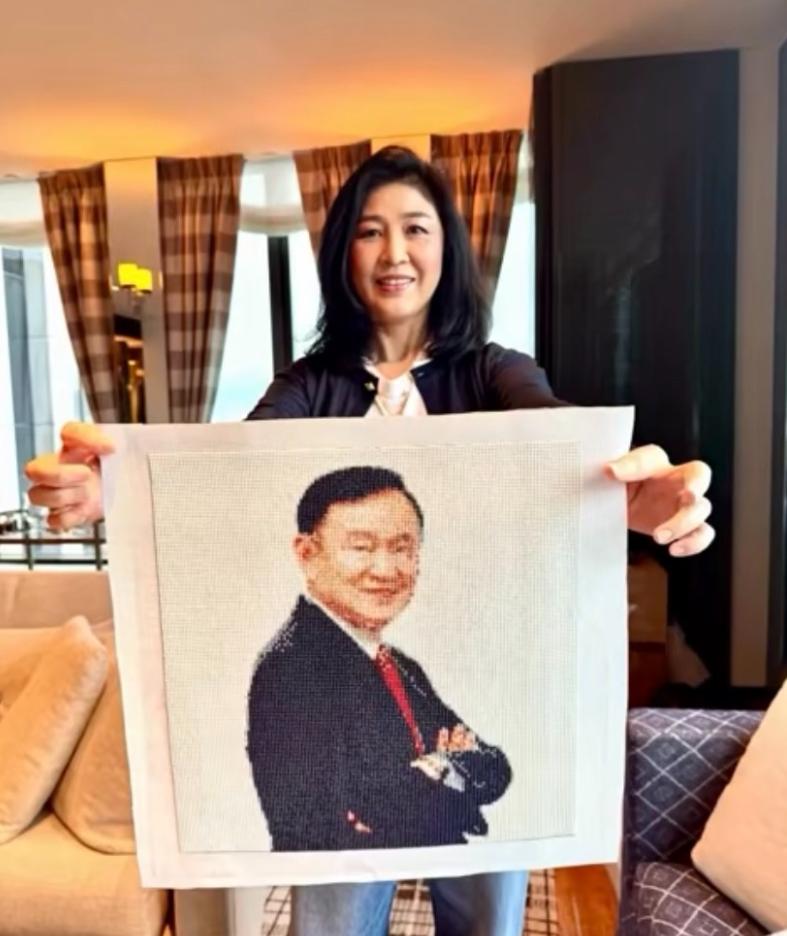 2017年，英拉被大米案拉下马判刑5年，流亡海外的哥哥他信霸气放话：我不会让妹妹