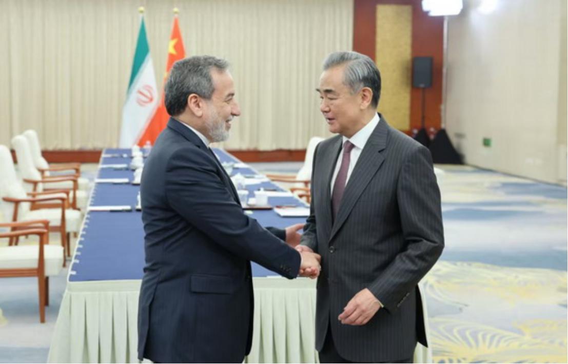 被炸得满目疮痍的伊朗，在冲突爆发第3天，终于把这通急电打到了北京。但这通电话，可