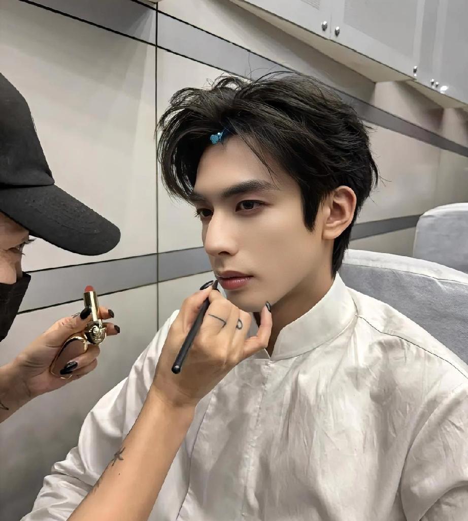 宋威龙侧脸崩了？185cm顶级帅哥一笑就破功，藏不住的嘴凸成致命伤。宽肩一挺西