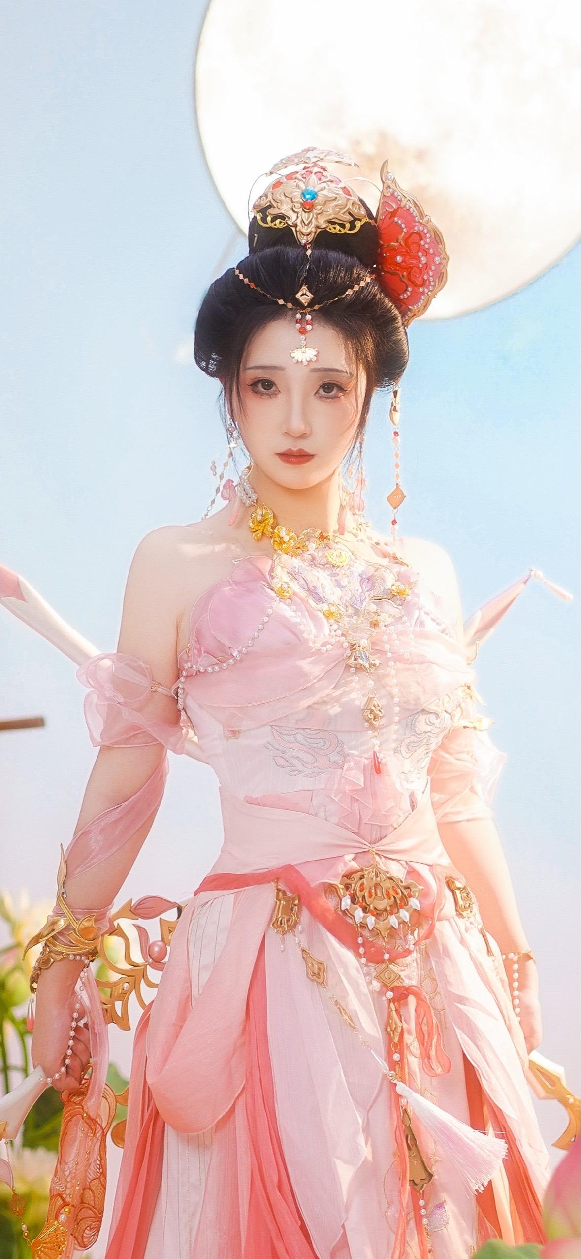 今天我看谁敢踩秀萝的兔兔鞋？之前拍秀萝总是被大家评论踩一脚，今天推个霸...