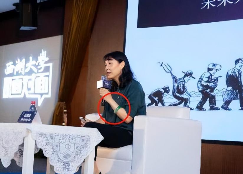 杜建英一个翡翠手镯800万！脖子上那串珊瑚项链，一克就要2万！而宗馥莉呢？最