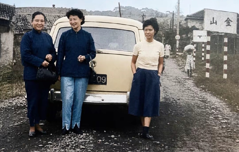 50年代，当时负责看守张学良的特务队长刘乙光的妻子与赵一荻以及刘乙光的女儿刘淑慈在台北金山的一张留影