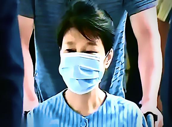 2月19号，韩国干了两件大事：一个前总统，判无期；另一个前总统，家被封了。