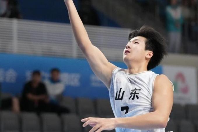 山东男篮的“新太子”出现了！18岁196cm，邱彪直接跨级提拔😭9月11号，