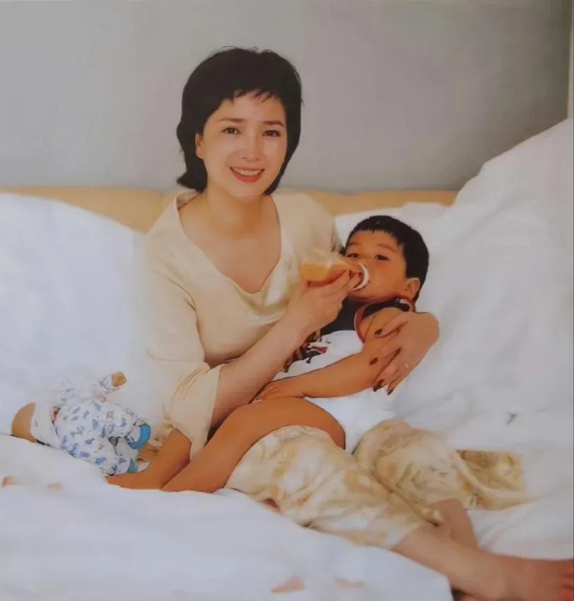 何晴与儿子珍贵合影分享，母爱满满！近日，大美人何晴去世消息传来，让人痛心不已。