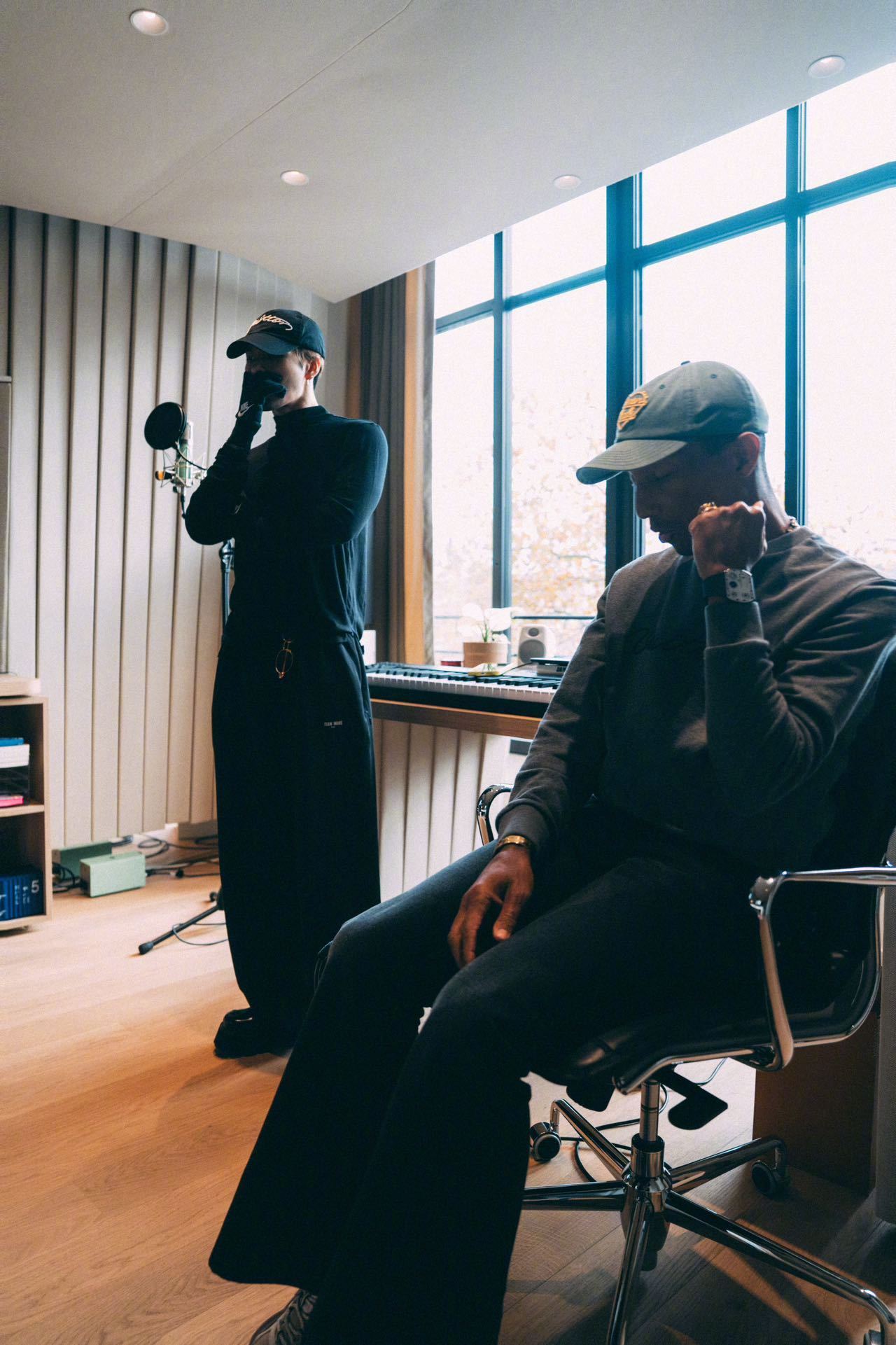 王嘉尔菲董巴黎合作曲王嘉尔×菲董巴黎强强联手《SexGod》成LV秀场专属