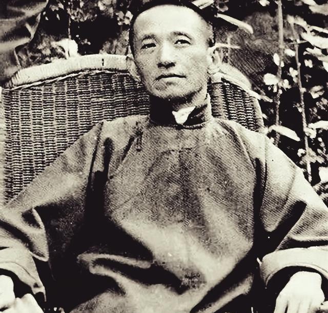 1948年，陈布雷劝老蒋不能只拍苍蝇要打老虎。老蒋听出是指孔宋。反讥道：听说你女