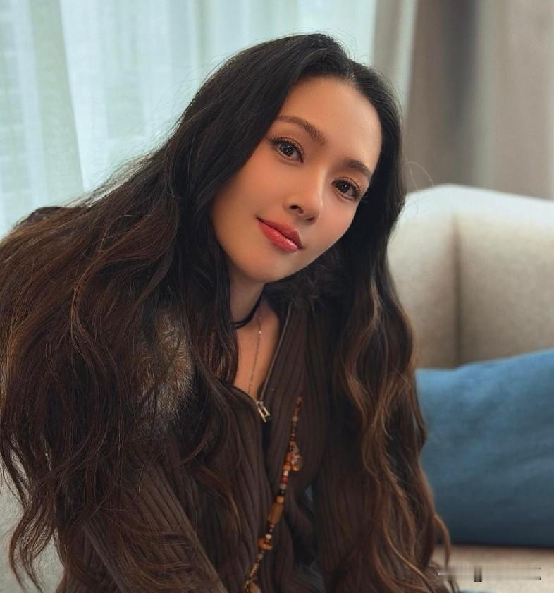 郭碧婷家庭地位或将生变？向家兄弟新矛盾引热议最近，向家内部的情感动态再次成为