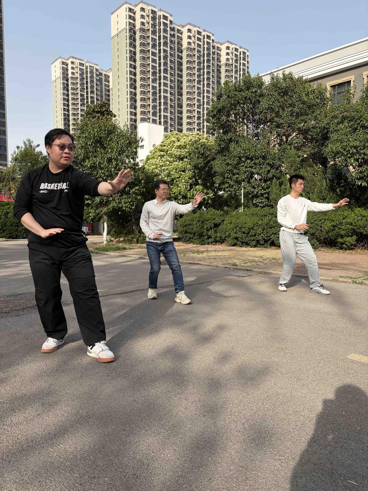 形意拳的内功从何开始?形意拳的内功是从桩功三体式开始的，三体式首先改变的是呼吸方