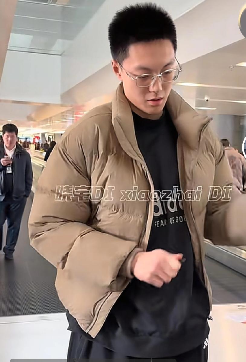 胡明轩确实是近视眼，王洪泽居然穿短袖西征，乌鲁木齐最近确实不冷广东队8将从广