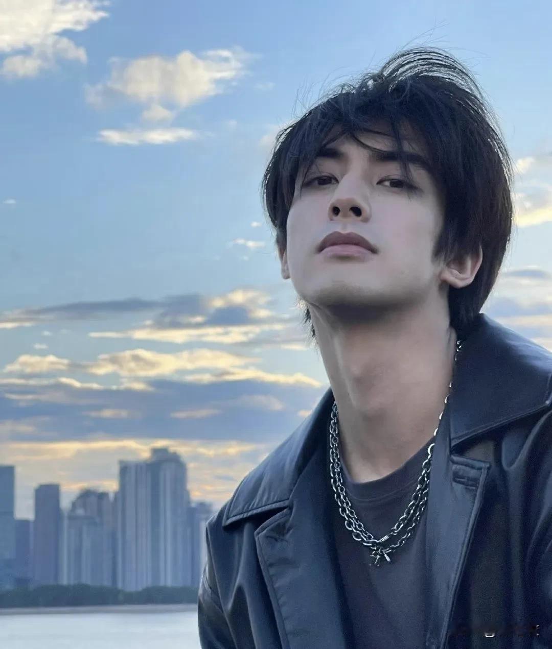 宋威龙从小网红能到这样已经很不错了，更何况宋威龙根本就不是很努力却出不了头的代表