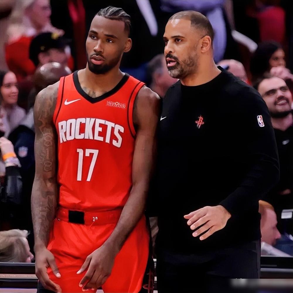 乌度卡这波变阵，是真懂球。连续21投0的伊森直接降替补，提谢波德首发。火箭