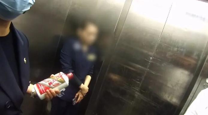 上海，一男子带了三瓶飞天茅台请客吃饭，待服务员准备上菜时，男子摸了摸酒瓶发现温度